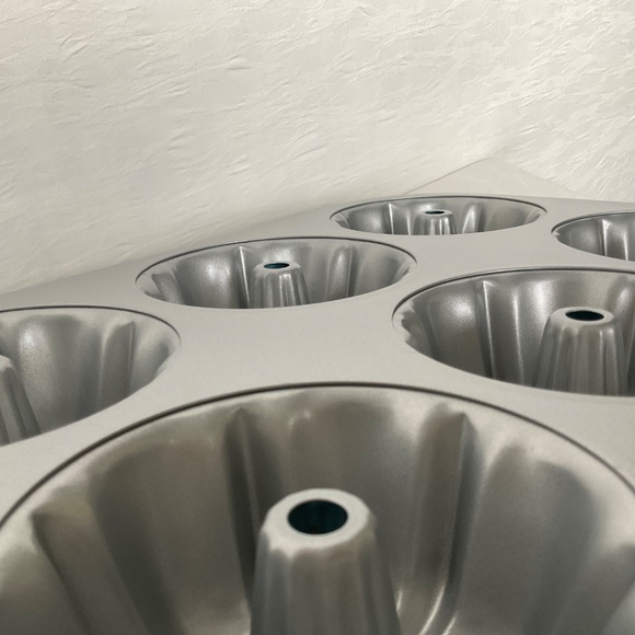 Pampered Chef Mini Bundt Baking Pan Six Individual Servings Retro Blue Exterior - Picture 6 of 11